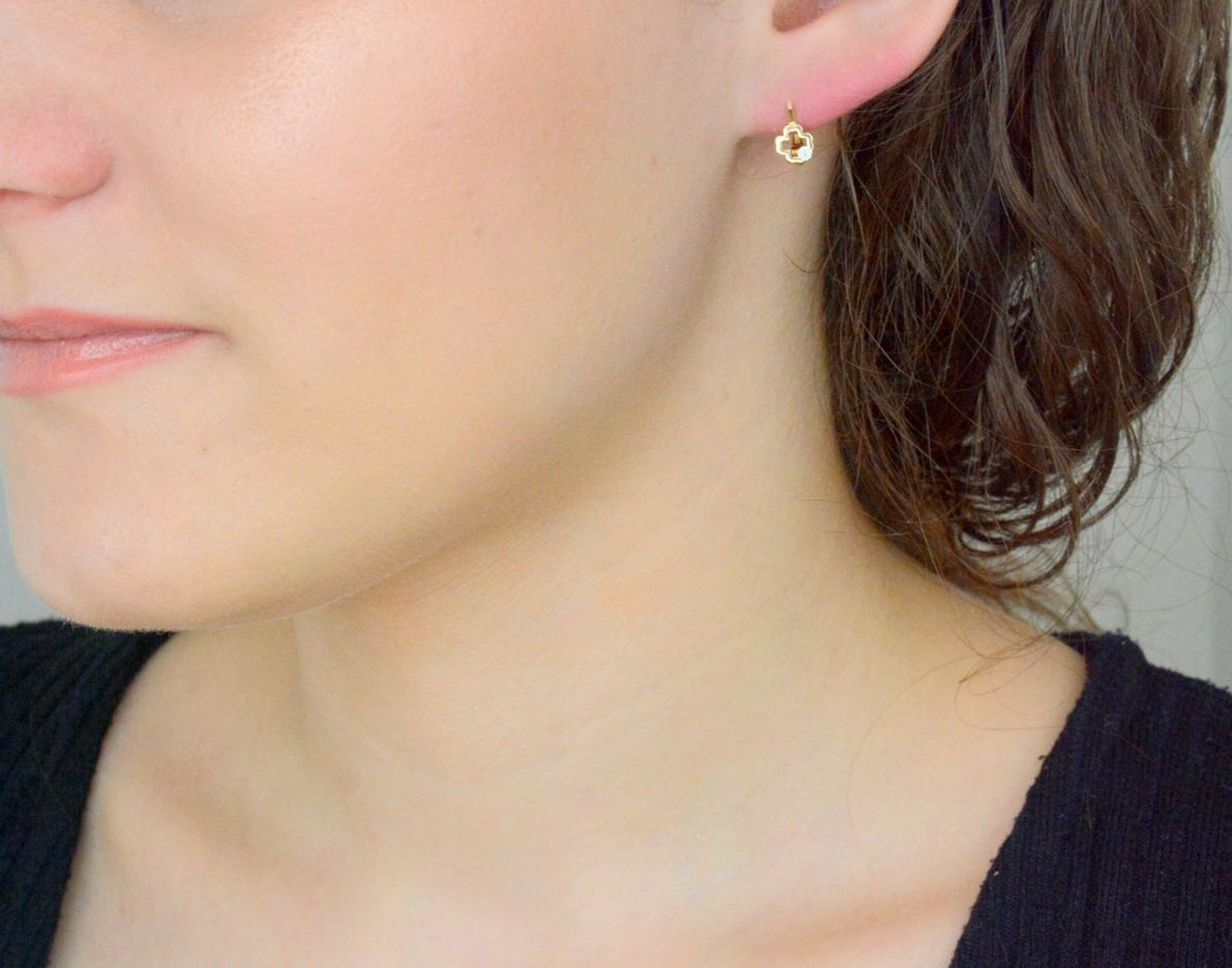 Złote kolczyki dla dziewczynki w kształcie koniczynek próba 585.jpg